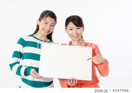 カジュアルな服を着た２人の女性 4347506