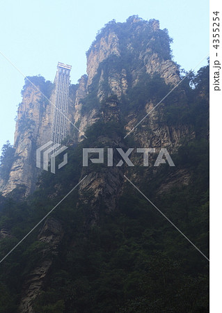 張家界百龍エレベーターと岩峰 4355254