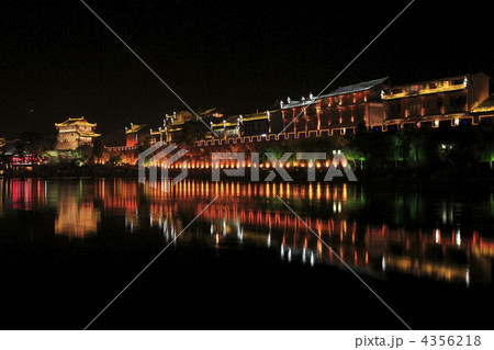 鳳凰故城北門城楼と城壁と町並み 4356218