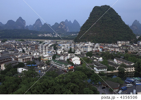 陽朔町並みと奇峰群 4356506