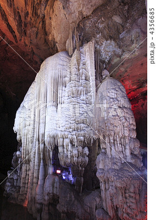 銀子岩鍾乳洞銀子岩と金釜雪松 銀子岩鍾乳洞銀子岩と金釜雪松 4356685