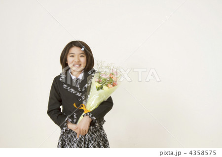 花束を持つ女の子 4358575