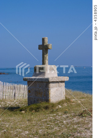 The cross and the sea The cross and the sea 4358905