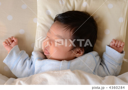 生後一ヵ月、赤ちゃんの昼寝 生後一ヵ月、赤ちゃんの昼寝 4360284