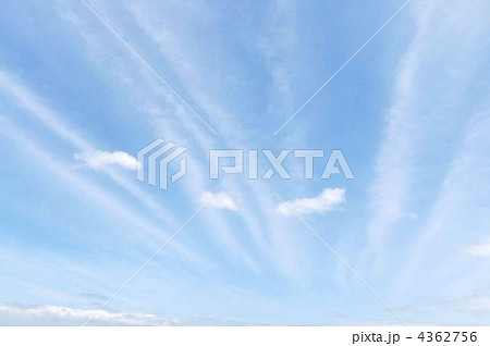 気持ちいい青空に放射状雲 4362756