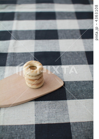 積み上げたリング状のクッキー 焼き菓子 積み上げたリング状のクッキー 焼き菓子 4363108