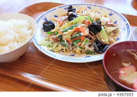 おいしい肉野菜炒め定食 4367035