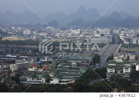 桂林町並みと奇峰群と漓江 桂林町並みと奇峰群と漓江 4367612