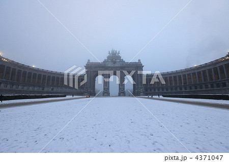 雪のサンカントネール凱旋門 4371047