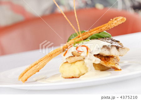 Carp fillet on roasted potatoes 4375210