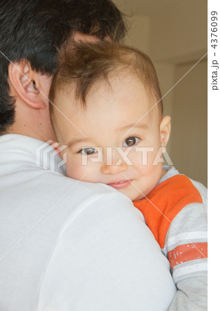 パパに抱っこ 男の子 ハーフ 1歳 の写真素材