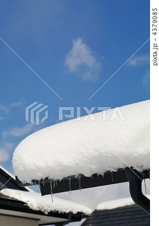 屋根から落ちる雪 屋根から落ちる雪 4379085