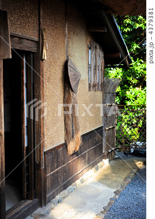 京都嵯峨野　落柿舎の土壁の蓑と笠のある入り口 4379381