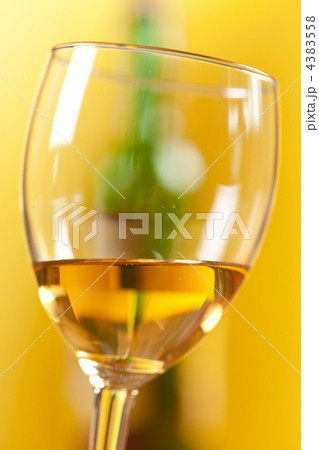 white wine 4383558