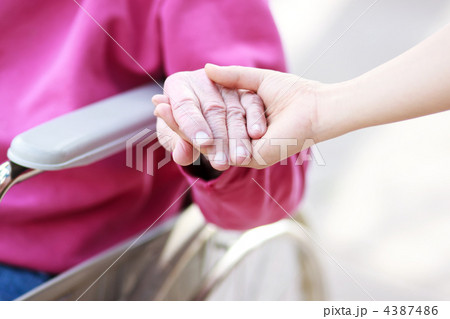 シニアの手をとる 4387486