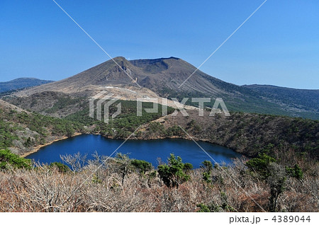 霧島連山「韓国岳(からくに岳)」と火口湖「白紫池」 霧島連山「韓国岳(からくに岳)」と火口湖「白紫池」 4389044