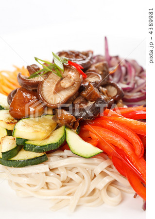 meat with vegetables and noodles 4389981