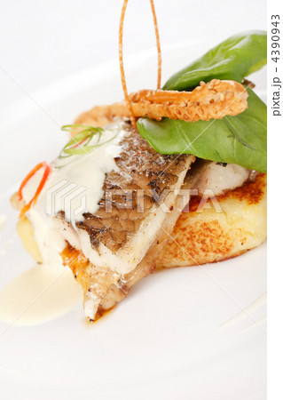 Carp fillet on roasted potatoes 4390943