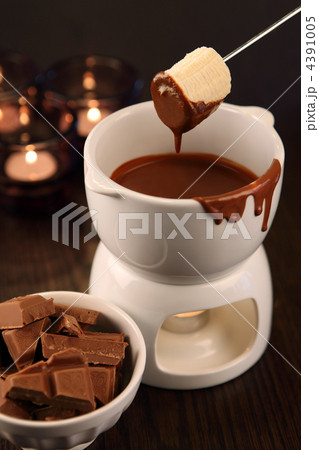 Dipping into chocolate fondue 4391005