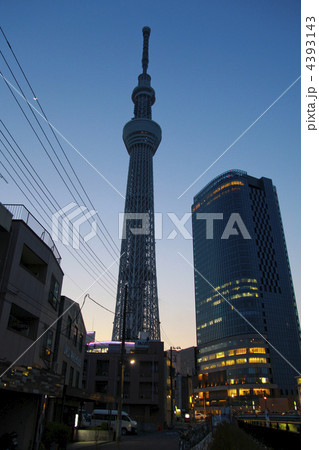 薄暮の東京スカイツリーとイーストタワー 薄暮の東京スカイツリーとイーストタワー 4393143
