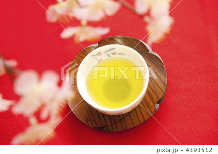 緑茶と桜の花 4393512