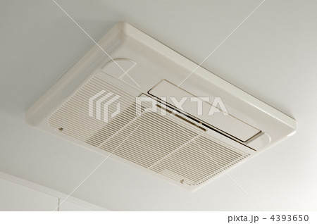 天井に設置された浴室乾燥機 4393650