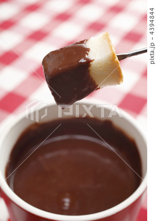 持ち上げたチョコフォンデュ 4394844