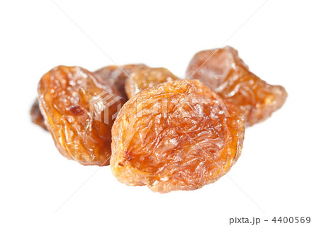 raisins closeup isolated on white background 4400569