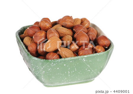 hazelnuts and almond 4409001
