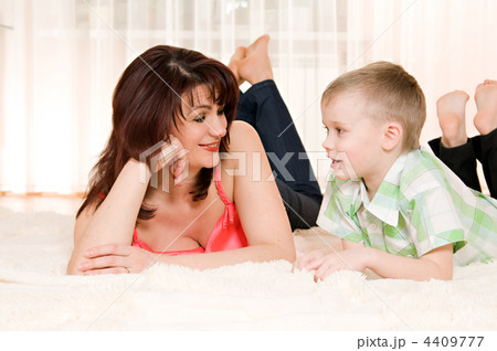 mother and son 4409777