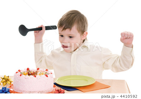 boy with cake 4410592