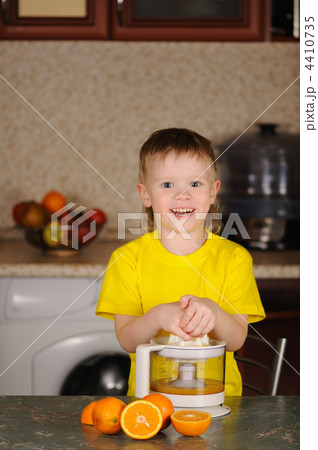 The child to wring out juice The child to wring out juice 4410735