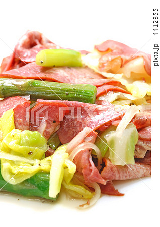 おいしい牛タンと春きゃべつのサラダ おいしい牛タンと春きゃべつのサラダ 4412355