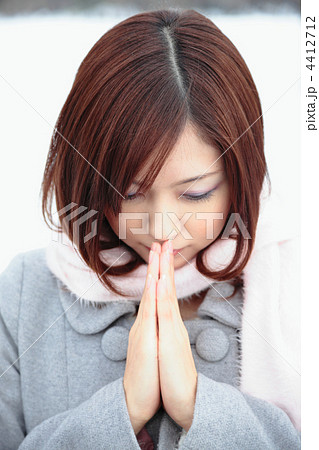 謝る女性 謝る女性 4412712