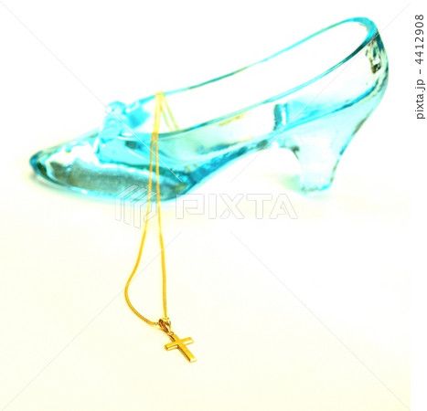 ゴールドのペンダントとガラスの靴、インテリア、室内、白背景 4412908