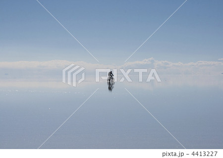 ウユニ塩湖、自転車に乗る人 ウユニ塩湖、自転車に乗る人 4413227