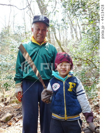 山林に入るシニアと園児 山林に入るシニアと園児 4413428