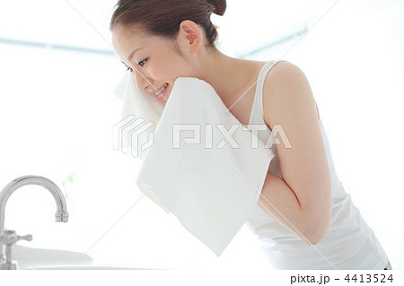 洗顔・顔を拭く若い女性 4413524