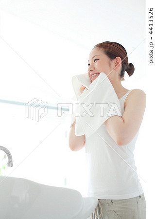洗顔・顔を拭く若い女性 4413526