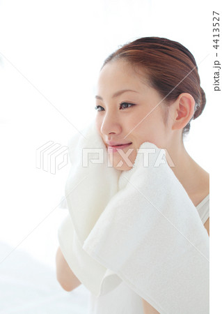 洗顔・顔を拭く若い女性 4413527