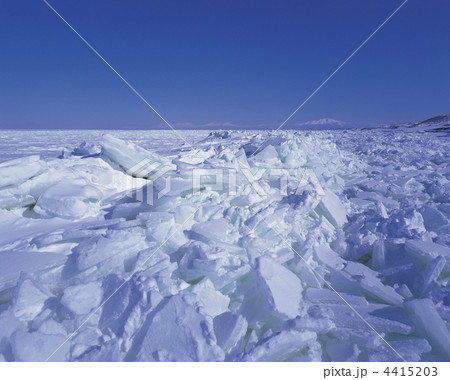 流氷のオホーツク海と知床連山の遠望 流氷のオホーツク海と知床連山の遠望 4415203