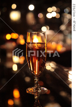 ゴールドのグラス 4417022