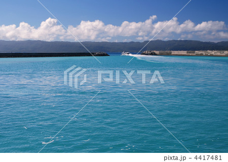 沖縄県八重山諸島の鳩間島を出港する連絡線 4417481