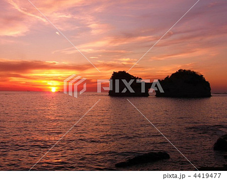 円月島と夕日 4419477