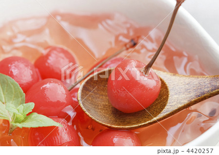 さくらんぼゼリーとスプーン さくらんぼゼリーとスプーン 4420257