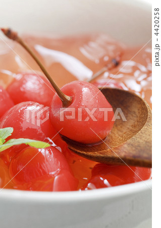 さくらんぼゼリーとスプーン 4420258