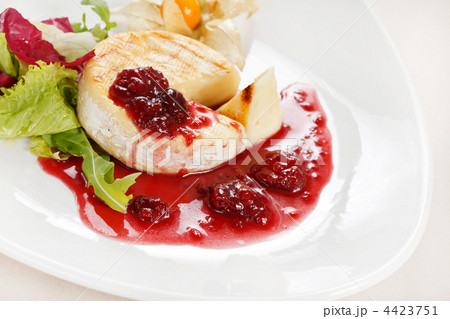 Camembert with cherry sauce 4423751