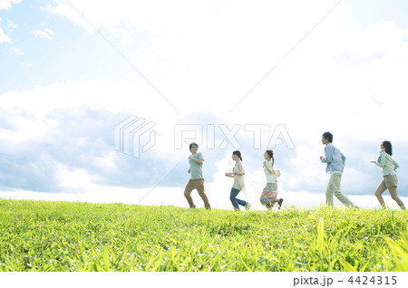 草原を走る5人の若者たち 4424315