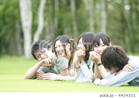 芝生の上に寝転ぶ5人の若者たち 4424331