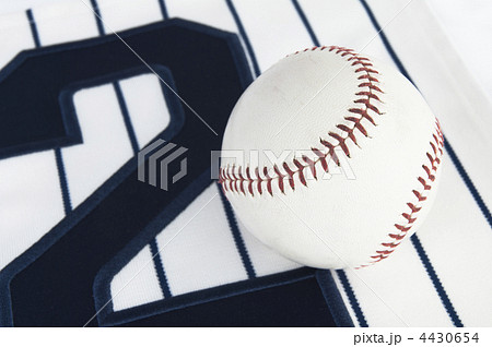 野球のボールと背番号 4430654